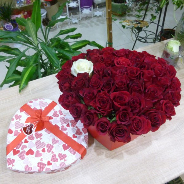 Букет Миллион алых роз из 1001 красной розы в корзине